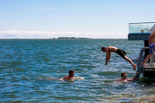 桑拿房出来跳入海水中游泳